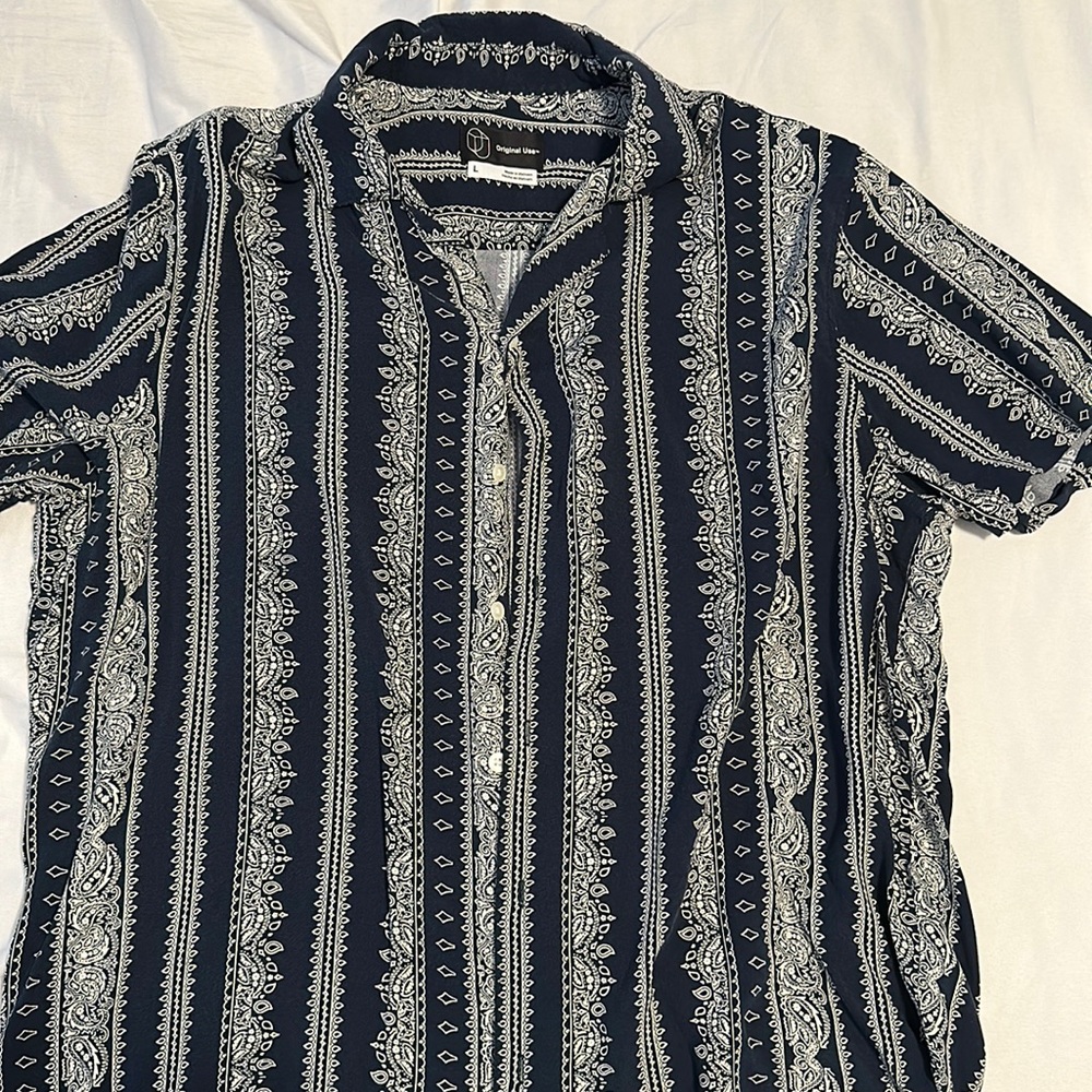 Short Sleeve Collared Button Down Shirt. Amazing pattern in Great Condition!